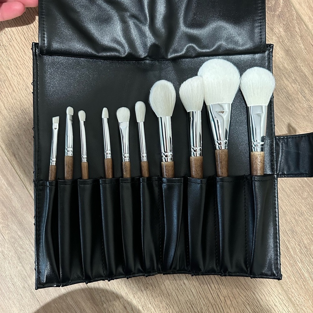 La Beauté Soi Makeup Brushes with Quilted Black Carrier